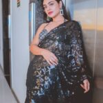 Sreejita De Instagram - Draped in black, embracing the power of simplicity. 🖤💪 🎬Shot & Edited by @ashmaneditors #sreejitade #fashion #saree #blacksaree #beauty #actresslife #photoshoot #pretty #explorepage #trending #photography