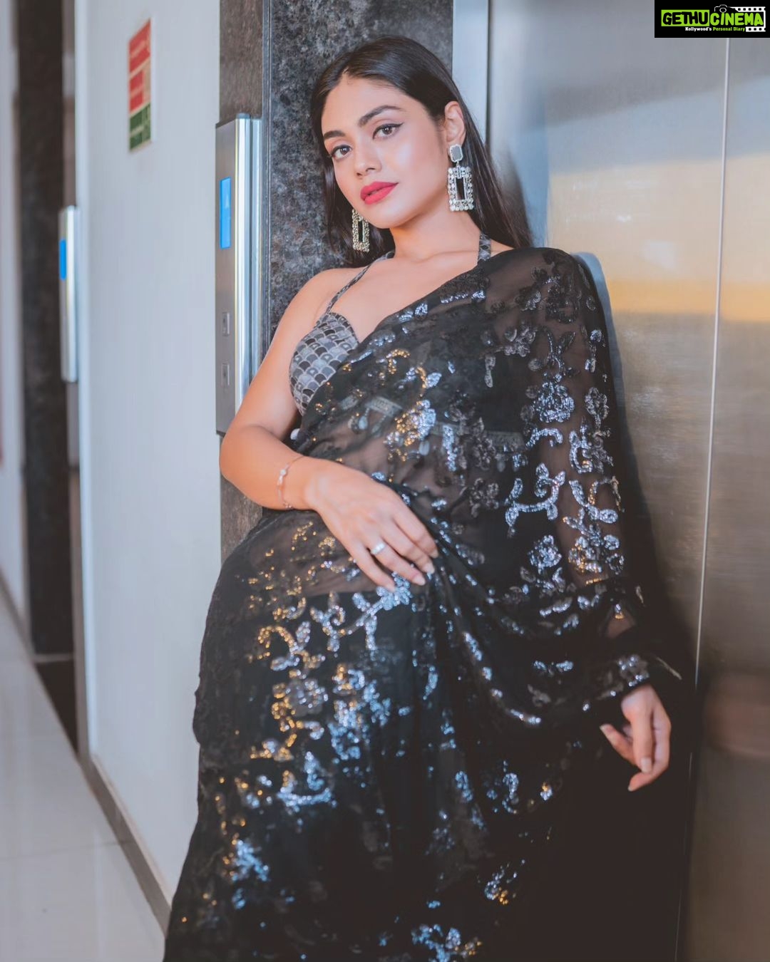 Sreejita De Instagram - Draped in black, embracing the power of simplicity. 🖤💪 🎬Shot & Edited by @ashmaneditors #sreejitade #fashion #saree #blacksaree #beauty #actresslife #photoshoot #pretty #explorepage #trending #photography