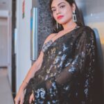 Sreejita De Instagram - Draped in black, embracing the power of simplicity. 🖤💪 🎬Shot & Edited by @ashmaneditors #sreejitade #fashion #saree #blacksaree #beauty #actresslife #photoshoot #pretty #explorepage #trending #photography