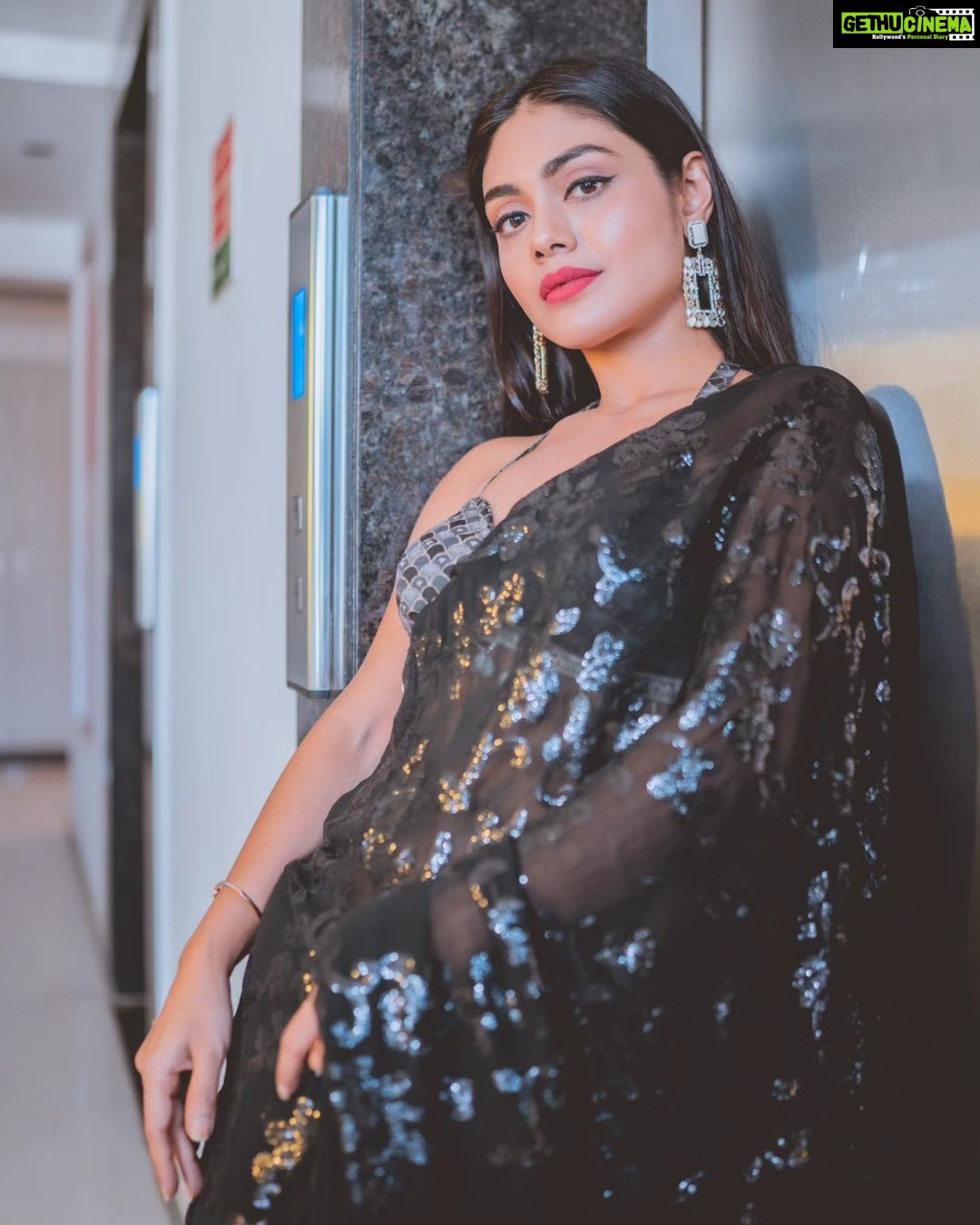 Sreejita De Instagram - Draped in black, embracing the power of simplicity. 🖤💪 🎬Shot & Edited by @ashmaneditors #sreejitade #fashion #saree #blacksaree #beauty #actresslife #photoshoot #pretty #explorepage #trending #photography