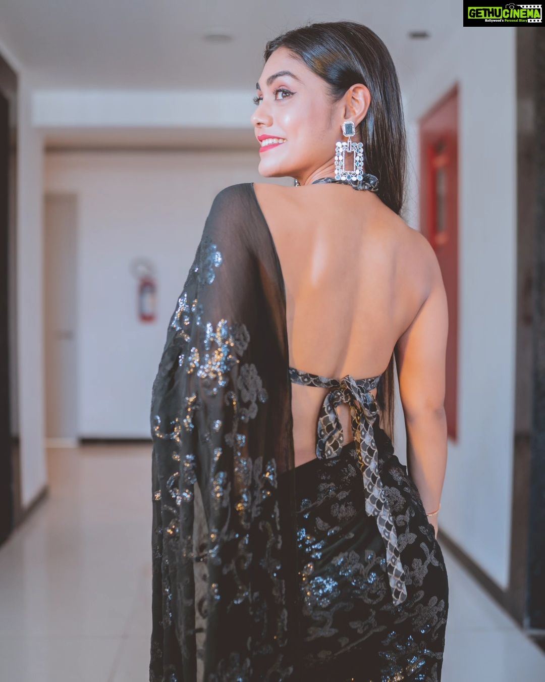 Sreejita De Instagram - Draped in black, embracing the power of simplicity. 🖤💪 🎬Shot & Edited by @ashmaneditors #sreejitade #fashion #saree #blacksaree #beauty #actresslife #photoshoot #pretty #explorepage #trending #photography