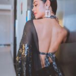 Sreejita De Instagram - Draped in black, embracing the power of simplicity. 🖤💪 🎬Shot & Edited by @ashmaneditors #sreejitade #fashion #saree #blacksaree #beauty #actresslife #photoshoot #pretty #explorepage #trending #photography