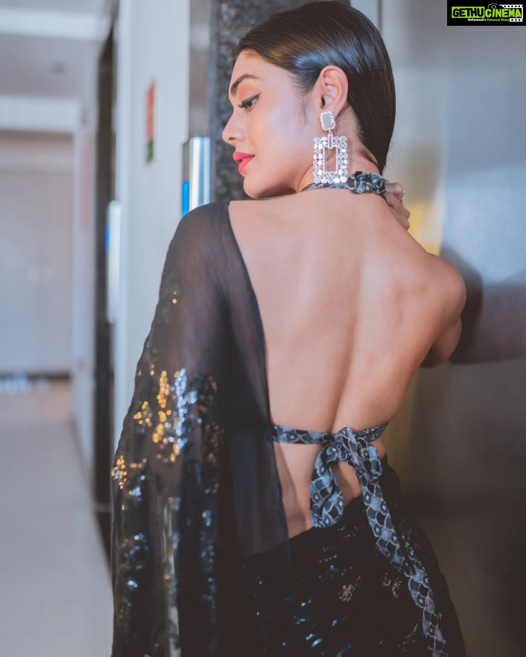 Sreejita De Instagram - Draped in black, embracing the power of simplicity. 🖤💪 🎬Shot & Edited by @ashmaneditors #sreejitade #fashion #saree #blacksaree #beauty #actresslife #photoshoot #pretty #explorepage #trending #photography