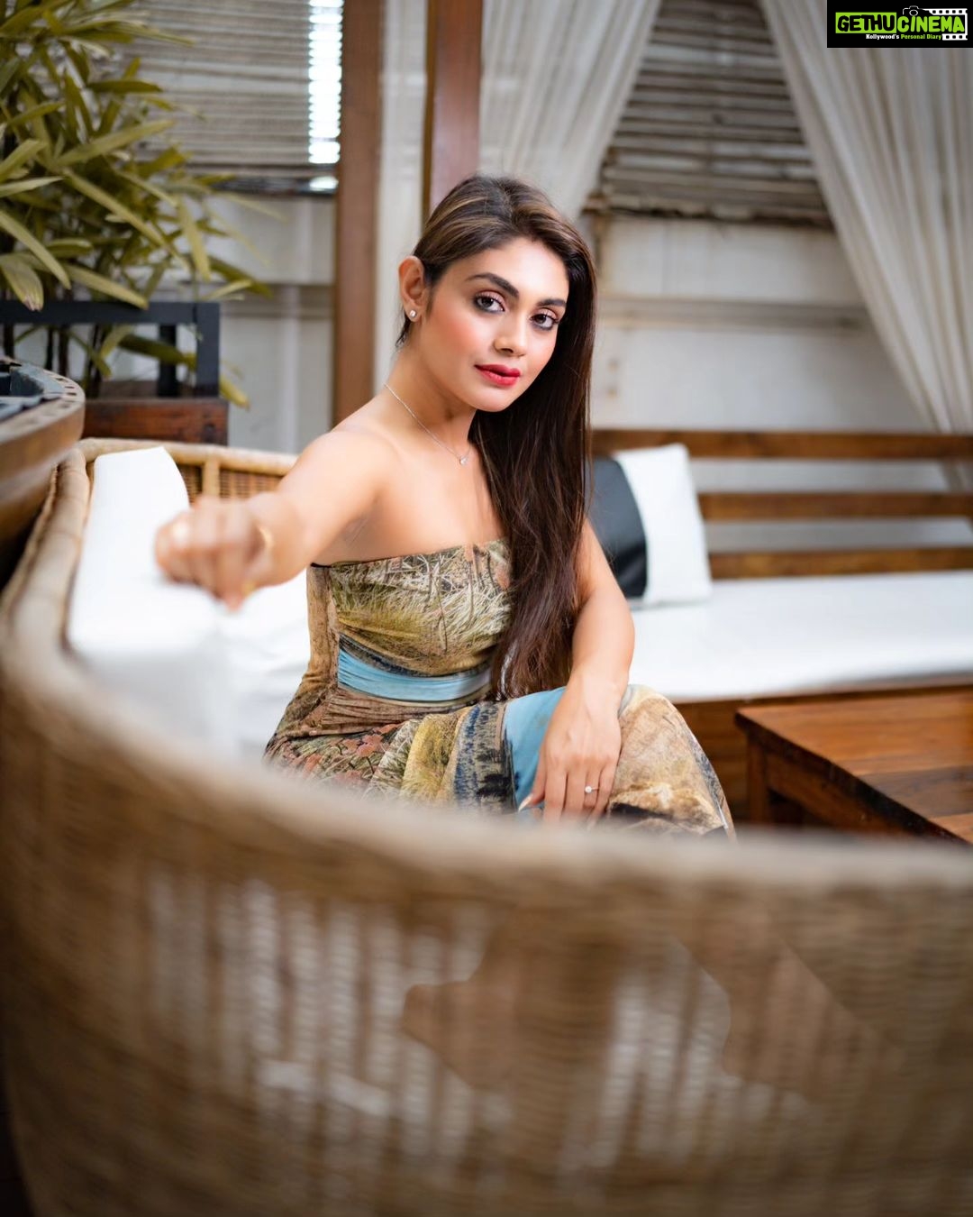 Sreejita De Instagram - Life's too short not to sparkle and slay. Shine on, darlings! ✨👠 🎬Shot & Edited by @ashmaneditors Location @truetrammtrunk #sreejitade #fashion #gown #outfit #beauty #photoshoot #pretty #explorepage #trending #photography