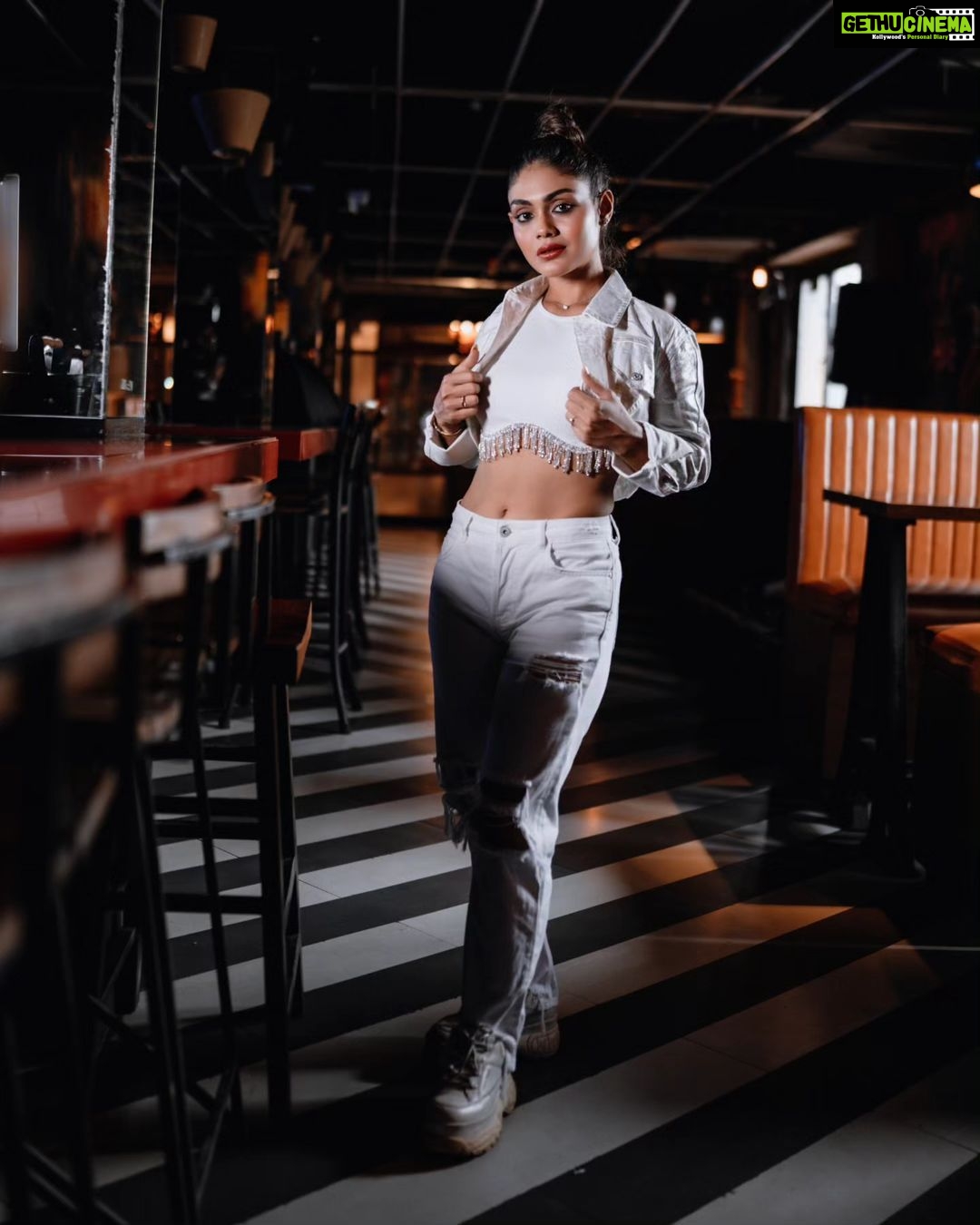 Sreejita De Instagram - Elevating the ordinary to the extraordinary, one frame at a time. 📷🍹 🎬Shot & Edited by @ashmaneditors Location @truetrammtrunk #sreejitade #fashion #makeup #outfit #beauty #photoshoot # #explorepage #trending #photography