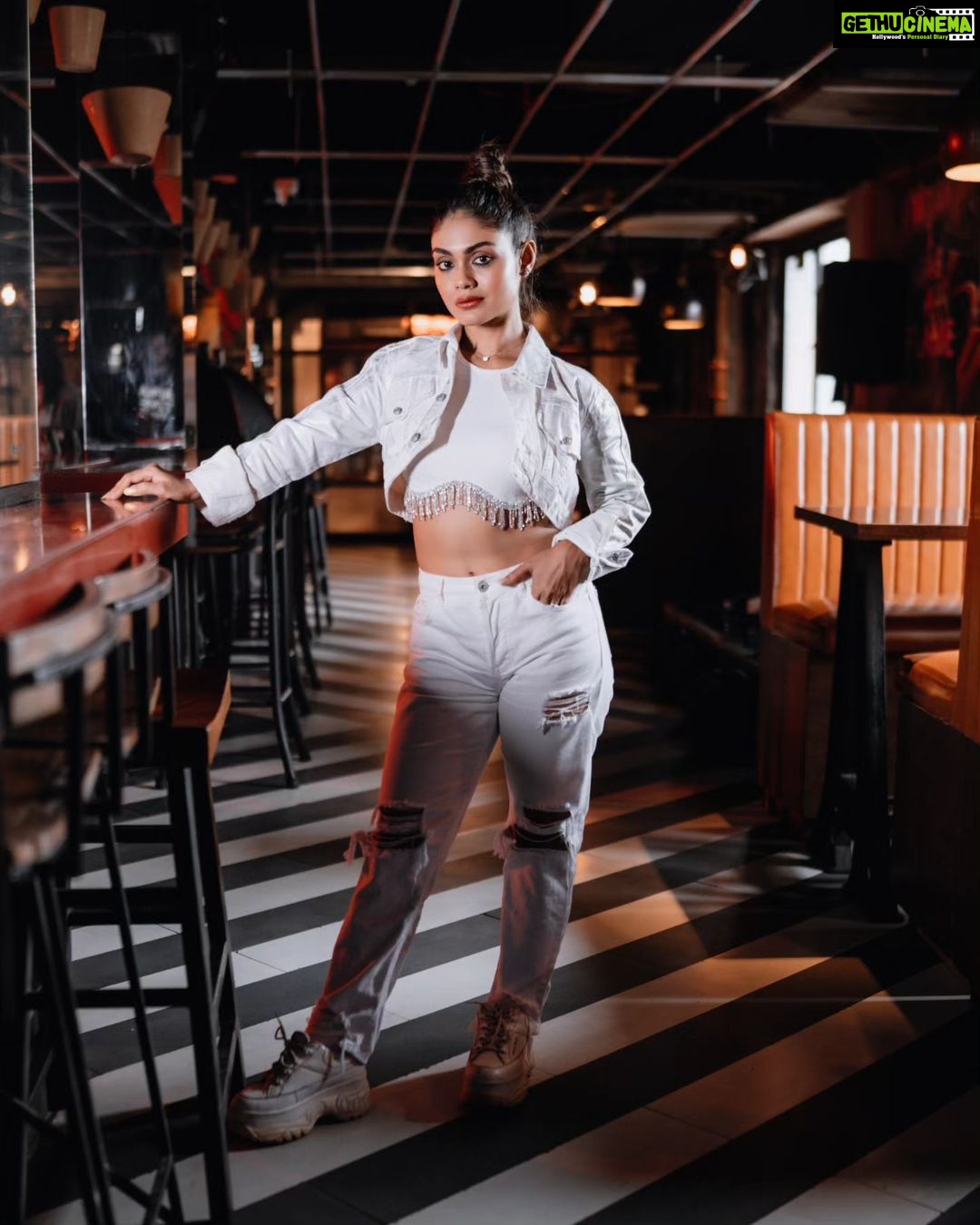 Sreejita De Instagram - Elevating the ordinary to the extraordinary, one frame at a time. 📷🍹 🎬Shot & Edited by @ashmaneditors Location @truetrammtrunk #sreejitade #fashion #makeup #outfit #beauty #photoshoot # #explorepage #trending #photography