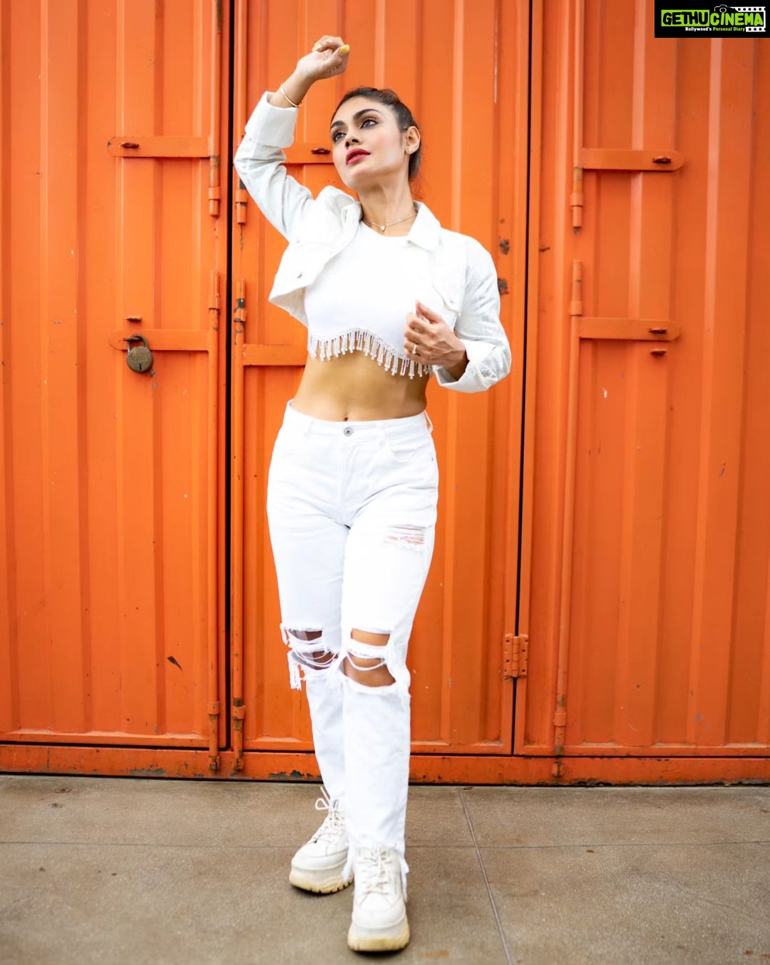 Sreejita De Instagram - Elevating the ordinary to the extraordinary, one frame at a time. 📷🍹 🎬Shot & Edited by @ashmaneditors Location @truetrammtrunk #sreejitade #fashion #makeup #outfit #beauty #photoshoot # #explorepage #trending #photography