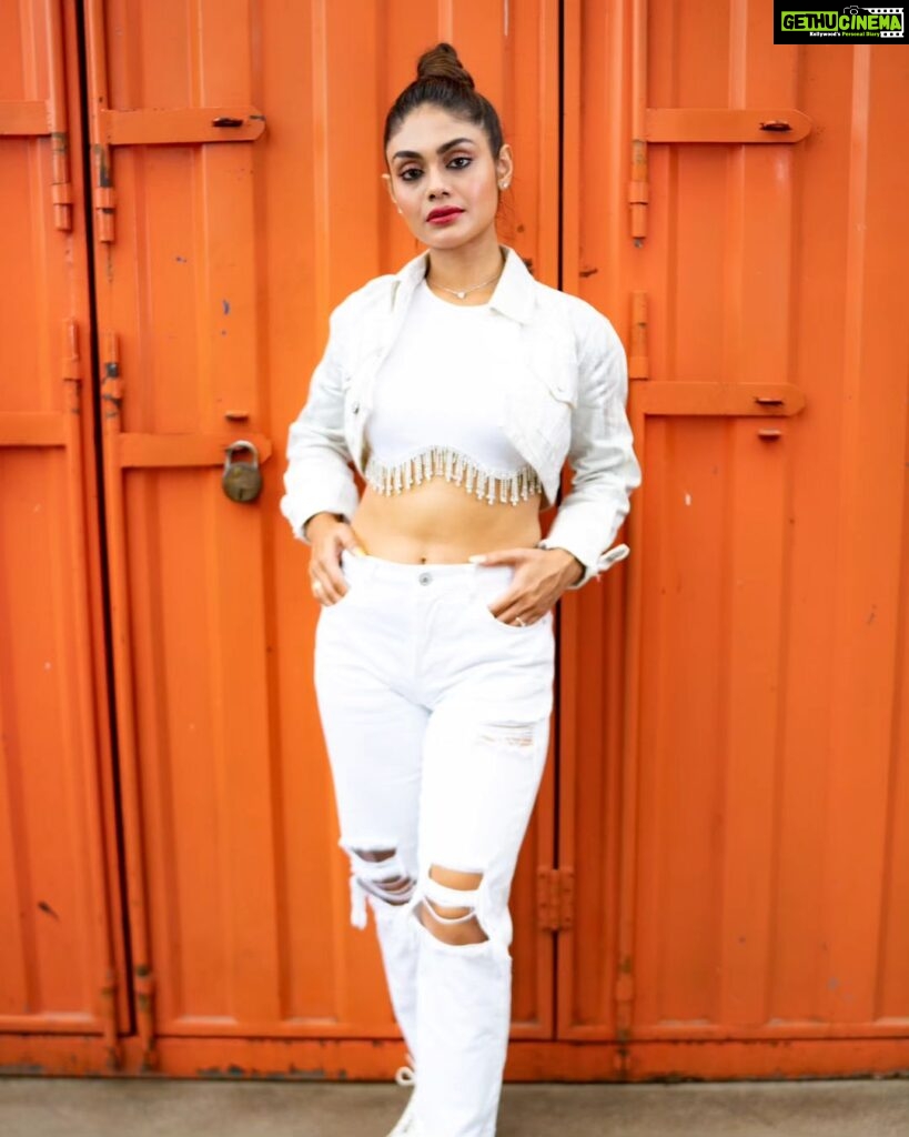 Sreejita De Instagram - Elevating the ordinary to the extraordinary, one frame at a time. 📷🍹 🎬Shot & Edited by @ashmaneditors Location @truetrammtrunk #sreejitade #fashion #makeup #outfit #beauty #photoshoot # #explorepage #trending #photography
