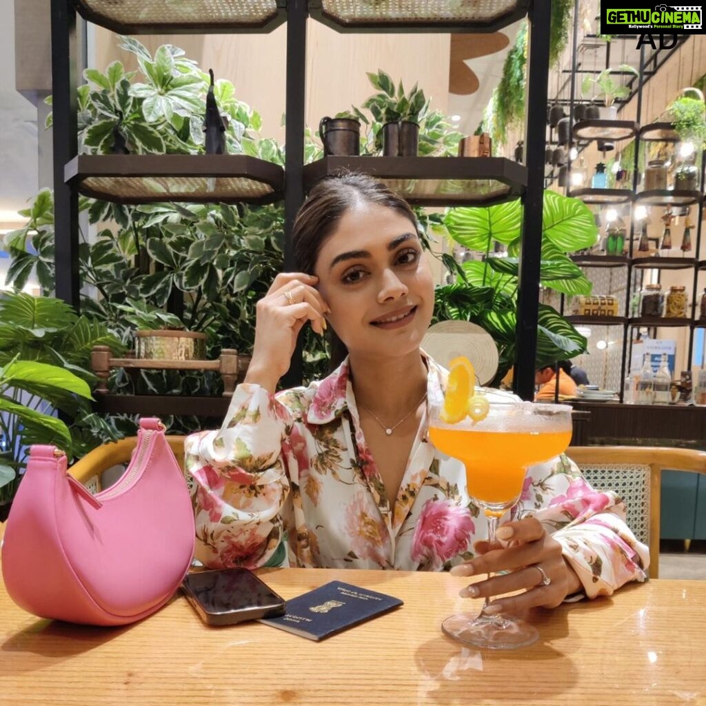 Sreejita De Instagram - I love travelling. And Thailand is one of my favorite destinations. When in Thailand shopping is a MUST! @emporium_emquartier is the place, to have the best shopping experience. When are you planning your next visit to Thailand? Its right next to BTS Phrom Phong Station They've got all the premium services and I absolutely love it! You can't miss this if you're in Thailand. #Emporium #Emquartier #Emdistrict #bangkokshopping #themallbangkok #Emporiumemquartier #actorslife #travel