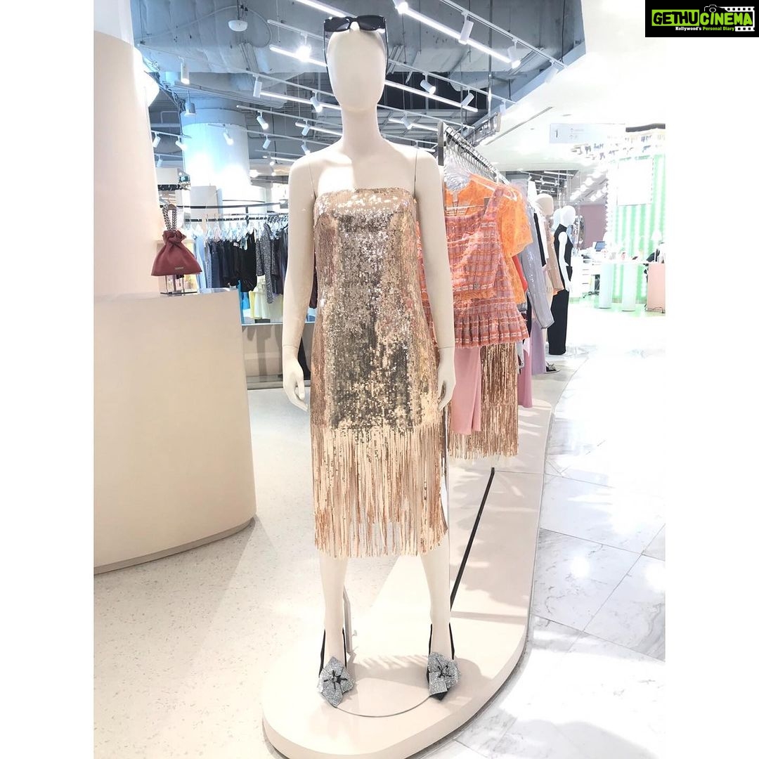 Sreejita De Instagram - I love travelling. And Thailand is one of my favorite destinations. When in Thailand shopping is a MUST! @emporium_emquartier is the place, to have the best shopping experience. When are you planning your next visit to Thailand? Its right next to BTS Phrom Phong Station They've got all the premium services and I absolutely love it! You can't miss this if you're in Thailand. #Emporium #Emquartier #Emdistrict #bangkokshopping #themallbangkok #Emporiumemquartier #actorslife #travel