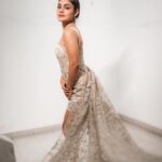 Sreejita De Instagram - In the artistry of this long tail outfit, I find my style and story. 🎨✨ 🎬Shot & Edited: @ashmaneditors Styled by: @ashnaamakhijani Outfit by: @narayaniadukia #sreejitade #photoshoot #actresslife #fashion #beauty #style #outfit # #explorepage #trending #explore #instagram