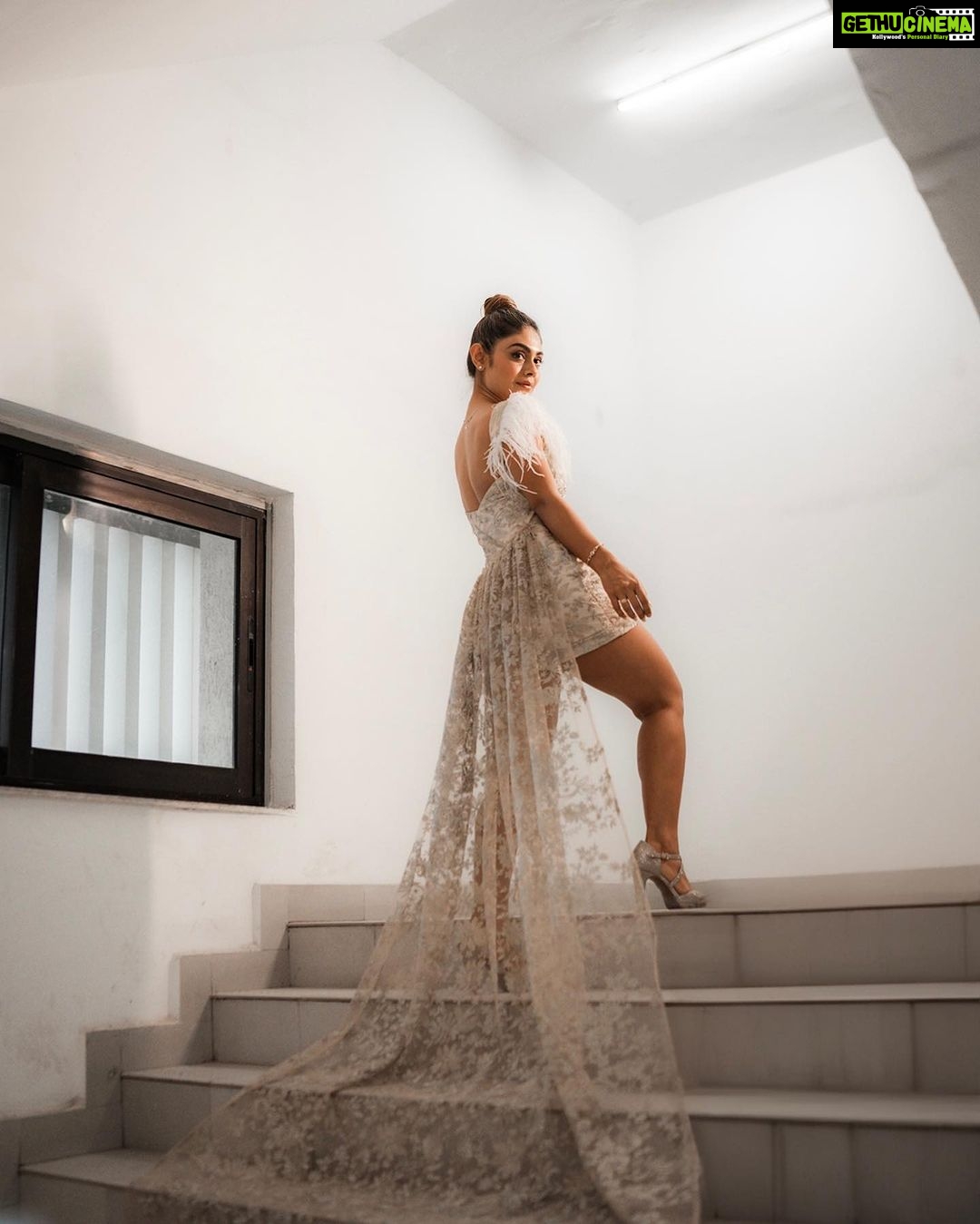 Sreejita De Instagram - In the artistry of this long tail outfit, I find my style and story. 🎨✨ 🎬Shot & Edited: @ashmaneditors Styled by: @ashnaamakhijani Outfit by: @narayaniadukia #sreejitade #photoshoot #actresslife #fashion #beauty #style #outfit # #explorepage #trending #explore #instagram