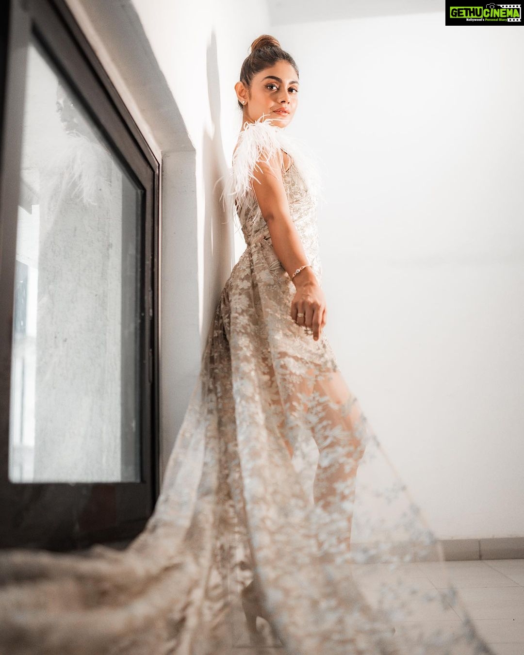 Sreejita De Instagram - In the artistry of this long tail outfit, I find my style and story. 🎨✨ 🎬Shot & Edited: @ashmaneditors Styled by: @ashnaamakhijani Outfit by: @narayaniadukia #sreejitade #photoshoot #actresslife #fashion #beauty #style #outfit # #explorepage #trending #explore #instagram