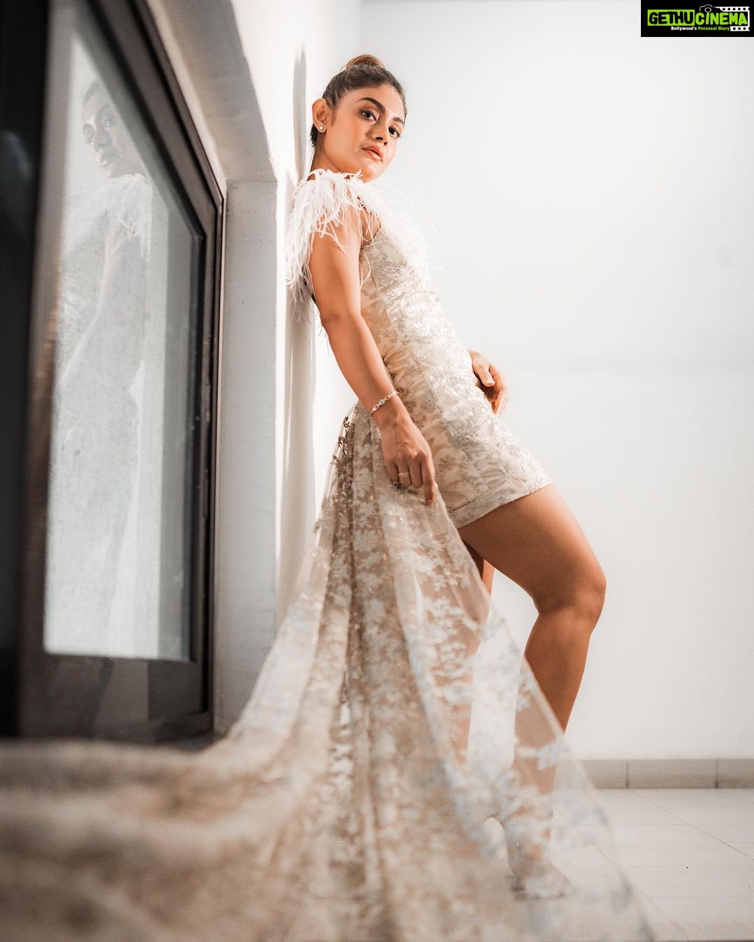 Sreejita De Instagram - In the artistry of this long tail outfit, I find my style and story. 🎨✨ 🎬Shot & Edited: @ashmaneditors Styled by: @ashnaamakhijani Outfit by: @narayaniadukia #sreejitade #photoshoot #actresslife #fashion #beauty #style #outfit # #explorepage #trending #explore #instagram