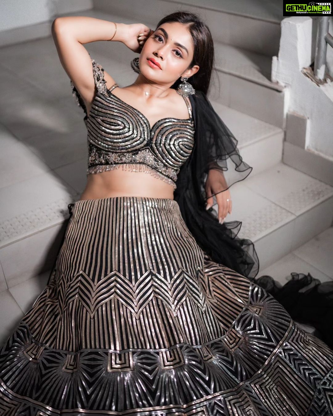 Sreejita De Instagram - A touch of elegance, a splash of tradition 🕊🤍 🎬Shot & Edited: @ashmaneditors Outfit: @asopalav @saree.com_by_asopalav #sreejita #traditional #indianoutfit #photoshoot #style #fashion #explorepage #trending