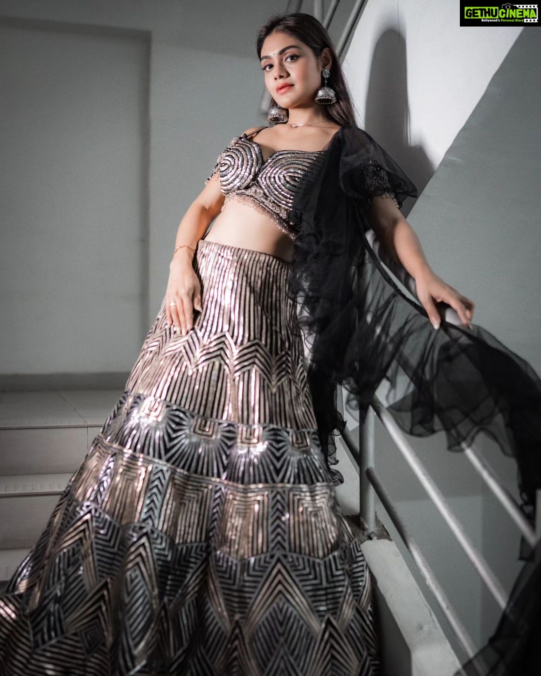 Sreejita De Instagram - A touch of elegance, a splash of tradition 🕊🤍 🎬Shot & Edited: @ashmaneditors Outfit: @asopalav @saree.com_by_asopalav #sreejita #traditional #indianoutfit #photoshoot #style #fashion #explorepage #trending