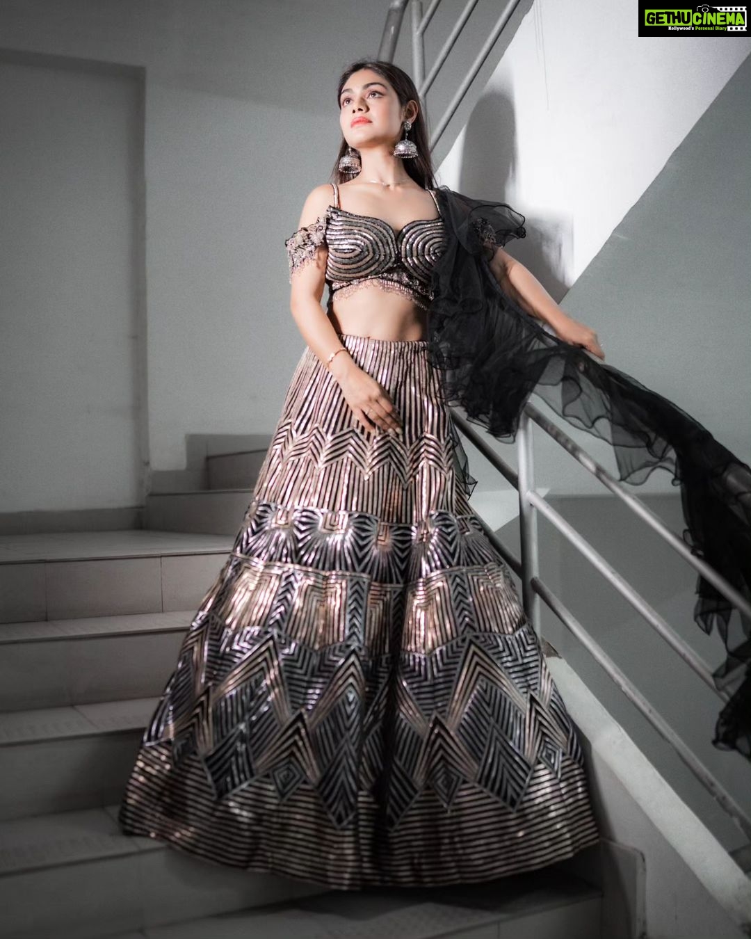 Sreejita De Instagram - A touch of elegance, a splash of tradition 🕊🤍 🎬Shot & Edited: @ashmaneditors Outfit: @asopalav @saree.com_by_asopalav #sreejita #traditional #indianoutfit #photoshoot #style #fashion #explorepage #trending