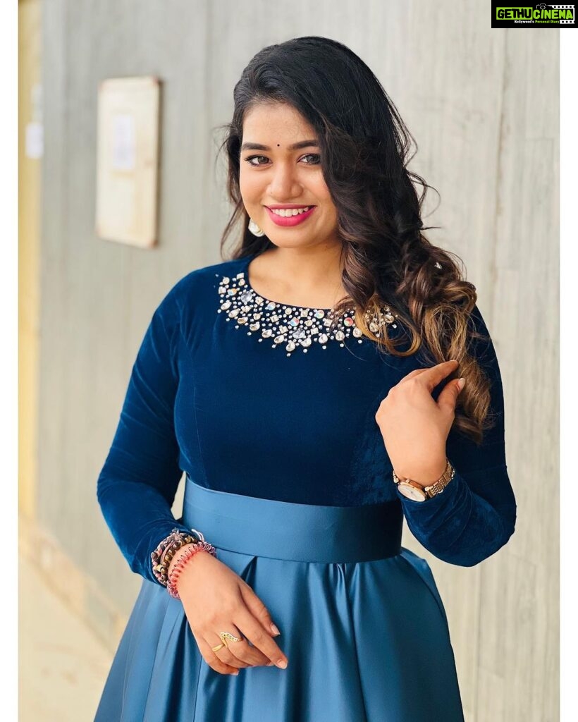 Srinisha Jayaseelan Instagram - Do not miss to catch me on Super singer today at 6.30pm on @vijaytelevision ! This time it’s even more special🥺❤️ Performed my songs #kannoram & #adipenne with the man himself @stephenzec ❤️ And also an another performance with the current season contestant #logeshwaran. Hope you all like it💜❤️ Outfit: @akira_the_couture__ ❤️