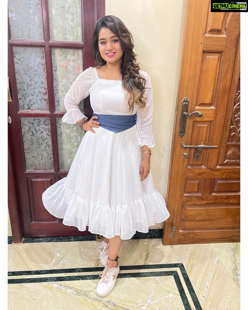 Srinisha Jayaseelan Instagram - Do not miss to catch me on Super singer today at 6.30pm on @vijaytelevision ! This time it’s even more special🥺❤️ Performed my songs #kannoram & #adipenne with the man himself @stephenzec ❤️ And also an another performance with the current season contestant #logeshwaran. Hope you all like it💜❤️ Outfit: @akira_the_couture__ ❤️
