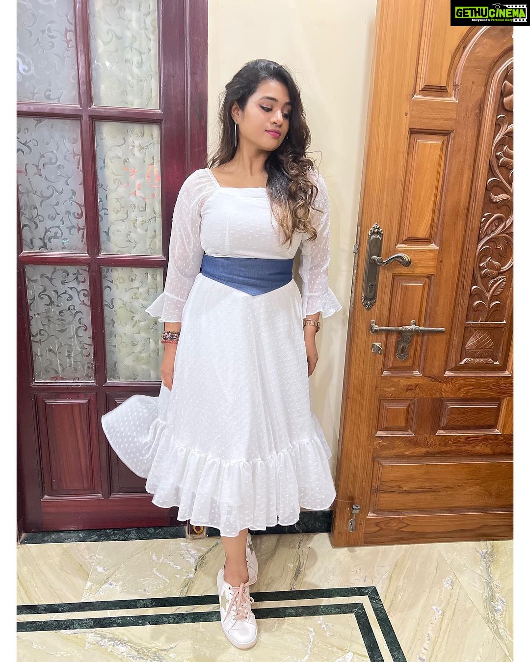 Srinisha Jayaseelan Instagram - Do not miss to catch me on Super singer today at 6.30pm on @vijaytelevision ! This time it’s even more special🥺❤️ Performed my songs #kannoram & #adipenne with the man himself @stephenzec ❤️ And also an another performance with the current season contestant #logeshwaran. Hope you all like it💜❤️ Outfit: @akira_the_couture__ ❤️