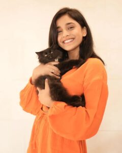 Sumbul Touqeer Khan Instagram - A little bit of PAW-sitivity hurts no one🤍🐾

Outfits by- @miakee.official 
Styled by-  @styleby_shivi