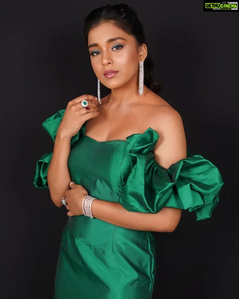 Sumbul Touqeer Khan Instagram - About yesterday ✨️ Styled by- @purvabansal5 Outfit- @zehe_official Accessories- @purvabansal5 Makeup& Hair- @makeoverbysejalthakkar 📸 - @rk_fotografo Retoucher- @b99photography