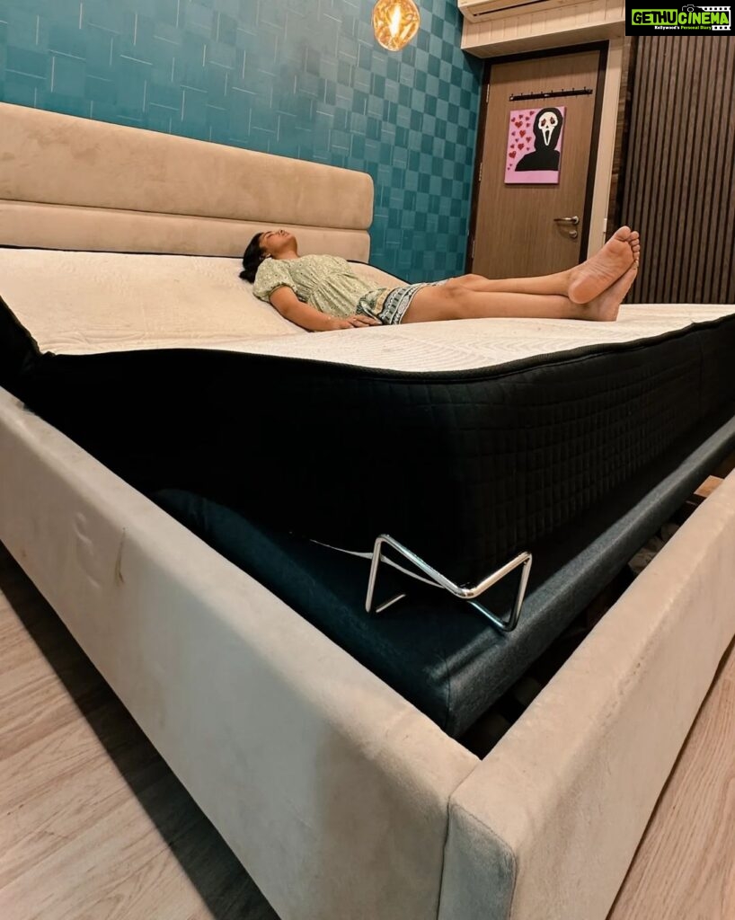 Sumbul Touqeer Khan Instagram - Taking my comfort game to the next level with Smart Elev8 Recliner Bed from @thesleepcompany_official Use my coupon code: *SUMBUL5* for an extra discount!