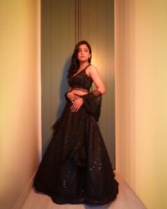 Sumbul Touqeer Khan Instagram - Bhaiya jee smileeee!!!😃 . . . Styled by @krishi1606 Photography @niravthakkarphotography Outfit @tirumaladesigners Accessories @anshgemsinternational x @aaayeshamehta Makeup @amrutujawane