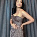 Sumbul Touqeer Khan Instagram - When I was a kid I always wondered how will it be like to make big decisions when I’ll grow up , and 10 years later here I’m confused thinking if I want बन मस्का or मलाई पाव😜 . Ps. No pun intended 😏 . Styled by @krishi1606 Outfit @miraya_by_pooja_khosla Earrings- @shagnaofficial
