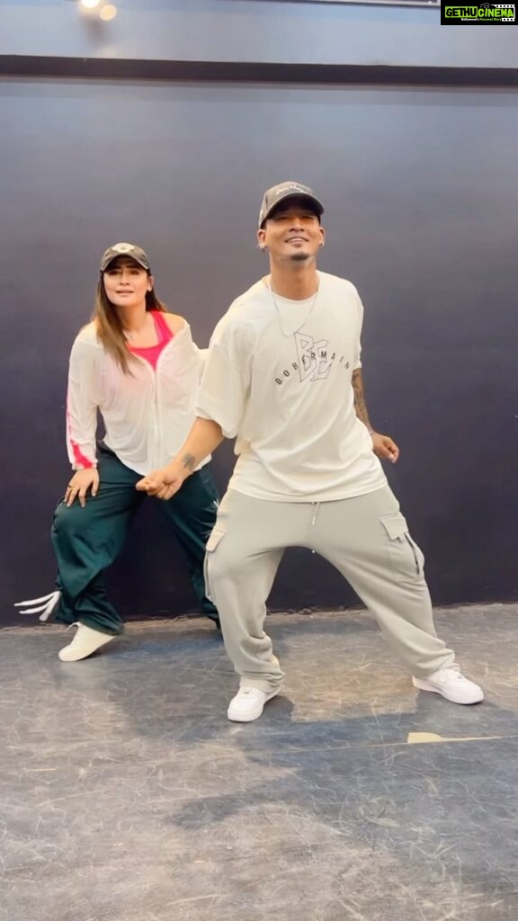 Sunita Gogoi Instagram - Heeriye ..Recently in loop with dis 🎵 N ofcourse My partner was back in town after a long time so making a REEL was mandatory… #dance #friends #peace