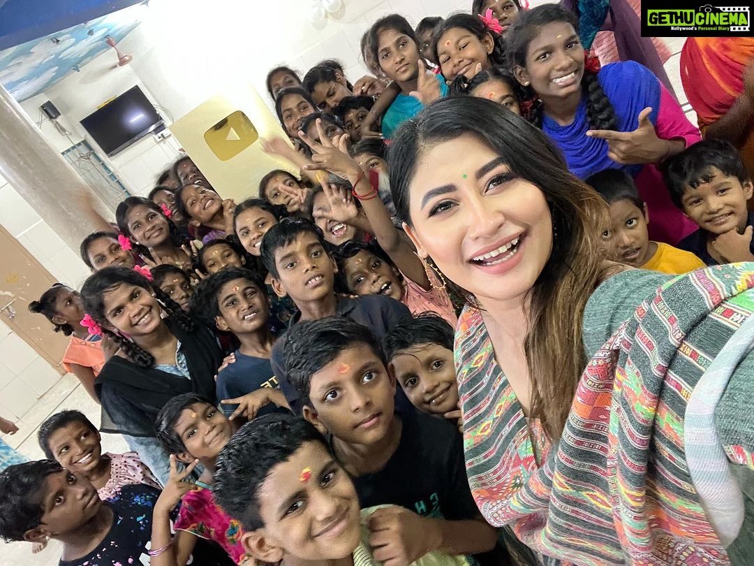 Sunita Gogoi Instagram - Unboxing Golden Button from Youtube was great but dis kids made my Day more n more special by der unconditional Love ❤️.Greatfull i could share my happiness along with dis bunch of real Vibes. #omnamahshivaya #kidshome #goodlife