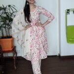 Tara Alisha Berry Instagram - 🌺 Thank you @houseofsarva_official !! 🌺 #houseofsarva #indianwear @iyer.aarti