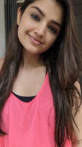 Tara Alisha Berry Instagram - Mental health struggles can mean one minute you're on top of the world and the next, you're at rock bottom. THAT IS OKAY. IT IS OKAY TO NOT BE OKAY. Don't judge yourself. Be kind to yourself. Consistent therapy really helps me with the ups and downs. What helps you ? 

#mentalhealthmatters #therapyworks #bekindtoyourself