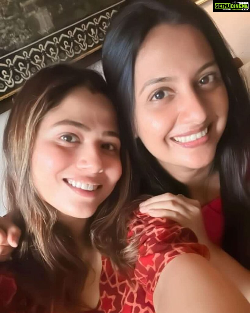 Tejashree Pradhan Instagram - Friendship knows no distance, and time only strengthens the bond! Lovely meeting you after a longggg time ! ♥️ @tejashripradhan #friendshipgoals #friendsforever Mumbai - मुंबई