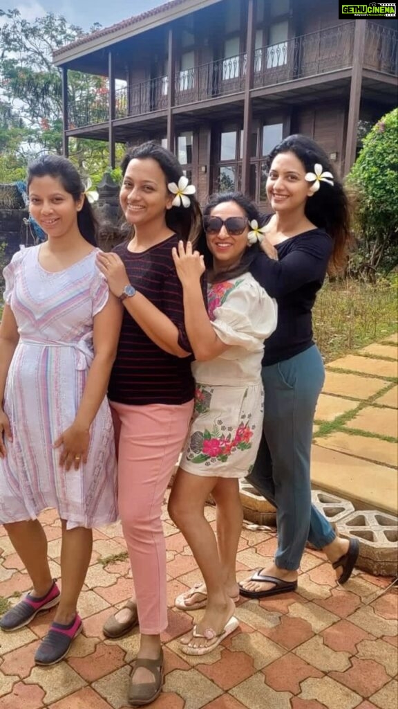 Tejashree Pradhan Instagram - 😈😈 #family When it hasn’t been your day, your week, your month Or even your year, but I’ll be there for you When the rain starts to pour… I’ll be there for you,Like I’ve been there before….. I’ll be there for you..Cause you’re there for me too🤗🤗 #HappyLife