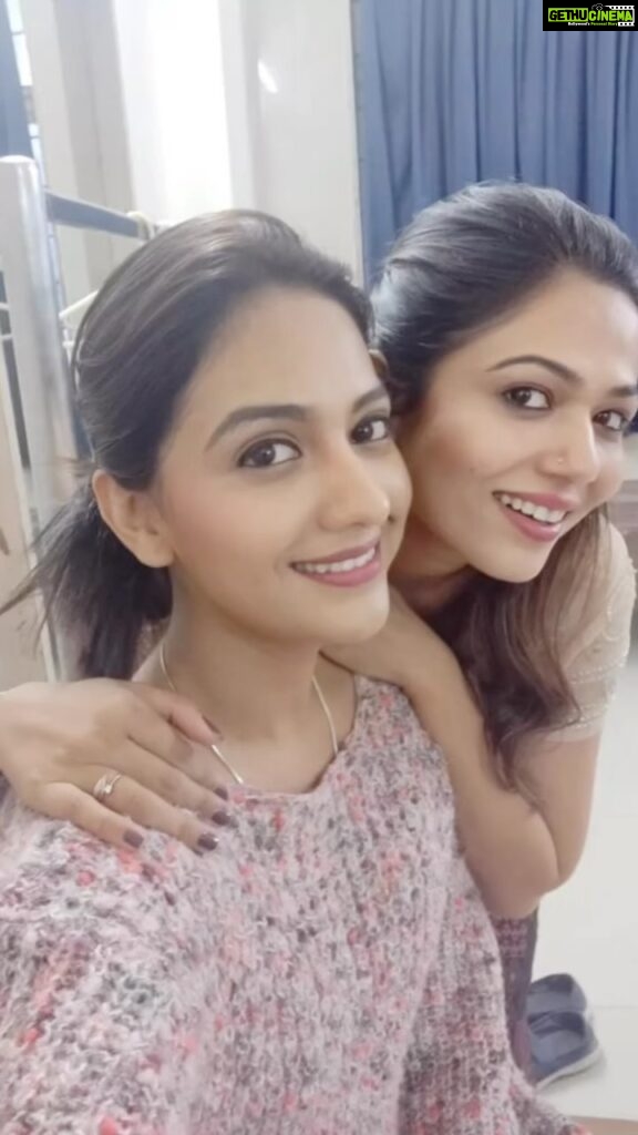 Tejashree Pradhan Instagram - Kiti bolato apan doghe, tari bolane rahun jate…. @tejashripradhan We might not meet for days & months .. But whenever we do we share the same warmth & love 💗 Meet soon Teju ♥️ Lots of love on your birthday today! Have a great one! And always keep smiling 😘😘 And this song is truly for us in all ways !!! 😂😂🧿😘 #friendsforever #happybirthday #kitibolato #tejashripradhan #kirtikilledar