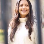 Tejashree Pradhan Instagram – Stop picking problems, stop picking up worries, stop picking up stress. Stop picking up anything that is not yours to carry 😇🧿 #HappySunday #HappyLife