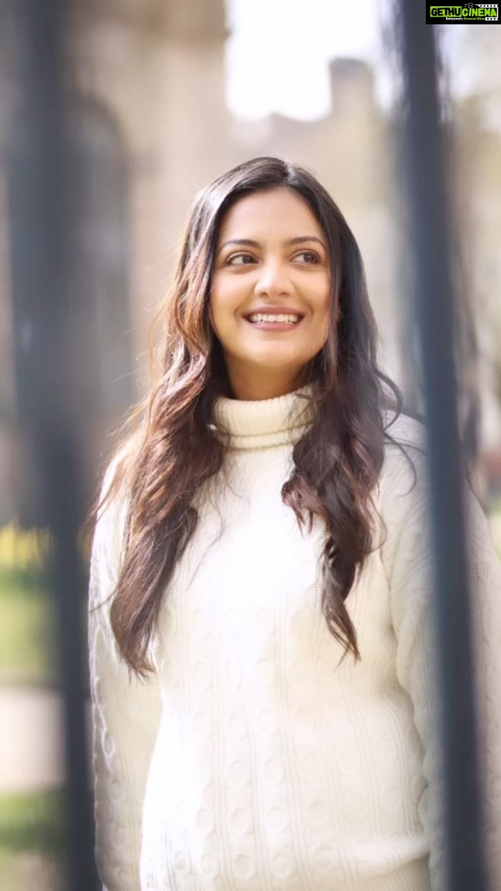 Tejashree Pradhan Instagram - Stop picking problems, stop picking up worries, stop picking up stress. Stop picking up anything that is not yours to carry 😇🧿 #HappySunday #HappyLife