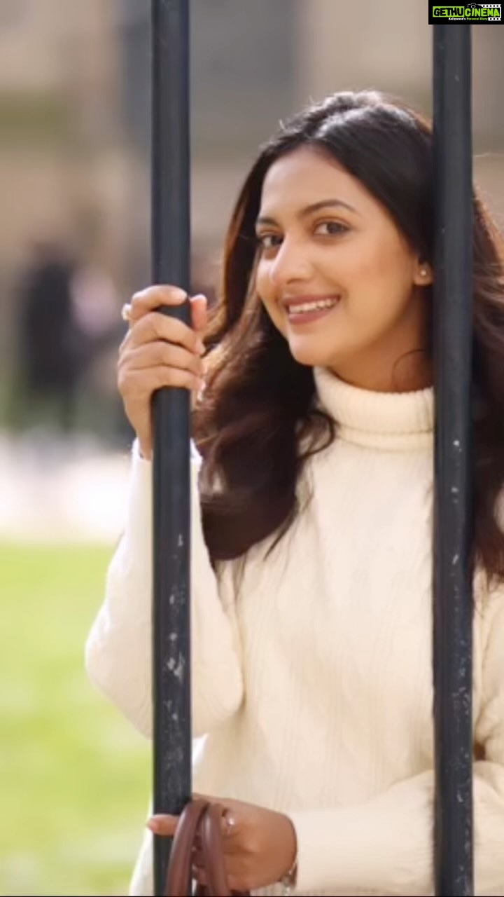 Tejashree Pradhan Instagram - If you think about it… your future self is watching u through your memories so let it see a pretty version 🤍 #HappyLife