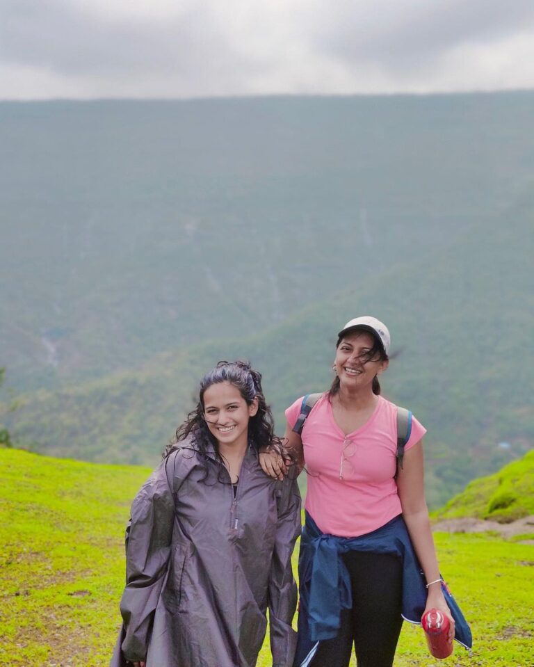 Tejashree Pradhan Instagram - Into the wild, with my partner in crime. #HappyLife #trektogarbettplateau #treksinmaharashtra P.S. @vagabondexperiences it was an awesome and a complete secure experience with you🙌