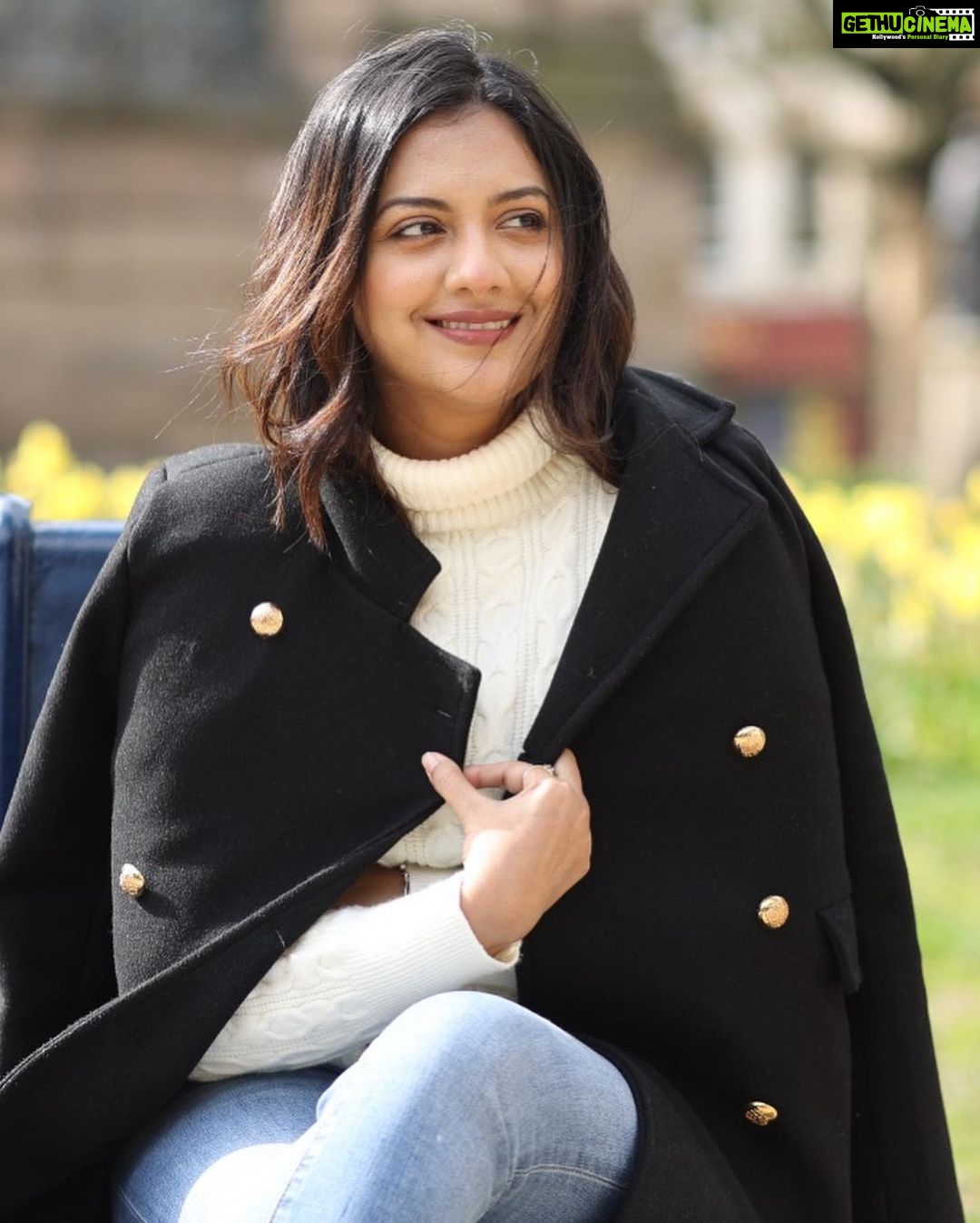 Tejashree Pradhan Instagram - The ways you learned to survive may not be the ways you want to continue to live. Heal and shift π #HappyLife Make up & hair by @preetchatha00 Costumes and style by @apeksha_gandhi_soni Photography by @deepak_yd