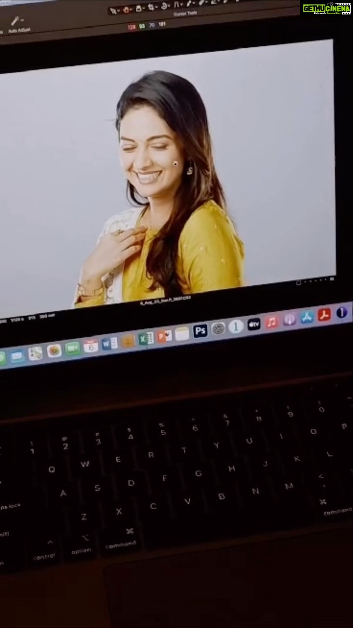 Tejashree Pradhan Instagram - हे मायबाप प्रेक्षका… मिटून अंतरे..पुसून या खुणा, जगा वेगळी आपलीचं भेट… जरा खुलेल ही , जरा फुलेल ही .. तुझ्या माझ्या प्रेमाची गोष्ट 🩷🩷 #MuktaGokhle #Premachigoshta #starpravah #muktasagar #muktasai #muktai #HappyLife
