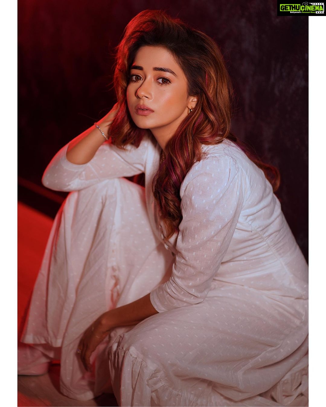 Tina Datta Instagram - As white as pearls, Hair left with no curls. Little dance with twirls, Why have the rains gone blurr? . . . #EklaChaloRe #WarriorPrincess #TinaKaStyle #fashion #style #instagood #lookbook #stylefile #drawthisinyourstyle #tinadatta
