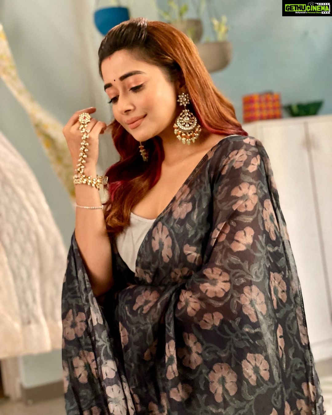 Tina Datta Instagram - Somvaar aaj se Surili ke naam... Waqt ke aage badhte, aa gayi hai #SurShiv ki zindagii naye mod par. Kuch uljhane, kayi khatre; but yeh pyaar na hoga kam... Dekhte rahiye Hum Rahe Na Rahe Hum. Aur comments mein bataye voh kya hai joh aap Surili se relate karte ho? Monday-Friday 9:00 PM on @sonytvofficial @swastikproductions . . . #SomvaarWithSurili #EklaChaloRe #WarriorPrincess #HumRaheNaRaheHum #sonyentertainmenttelevision #gratitude #instagood #surili #instadaily #tinadatta