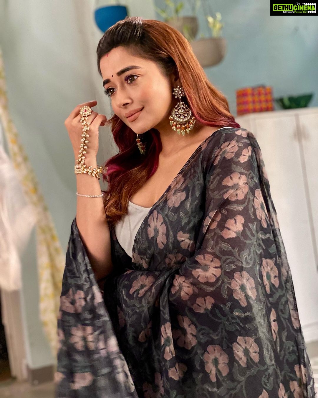Tina Datta Instagram - Somvaar aaj se Surili ke naam... Waqt ke aage badhte, aa gayi hai #SurShiv ki zindagii naye mod par. Kuch uljhane, kayi khatre; but yeh pyaar na hoga kam... Dekhte rahiye Hum Rahe Na Rahe Hum. Aur comments mein bataye voh kya hai joh aap Surili se relate karte ho? Monday-Friday 9:00 PM on @sonytvofficial @swastikproductions . . . #SomvaarWithSurili #EklaChaloRe #WarriorPrincess #HumRaheNaRaheHum #sonyentertainmenttelevision #gratitude #instagood #surili #instadaily #tinadatta