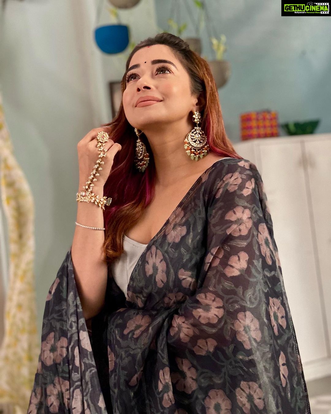 Tina Datta Instagram - Somvaar aaj se Surili ke naam... Waqt ke aage badhte, aa gayi hai #SurShiv ki zindagii naye mod par. Kuch uljhane, kayi khatre; but yeh pyaar na hoga kam... Dekhte rahiye Hum Rahe Na Rahe Hum. Aur comments mein bataye voh kya hai joh aap Surili se relate karte ho? Monday-Friday 9:00 PM on @sonytvofficial @swastikproductions . . . #SomvaarWithSurili #EklaChaloRe #WarriorPrincess #HumRaheNaRaheHum #sonyentertainmenttelevision #gratitude #instagood #surili #instadaily #tinadatta