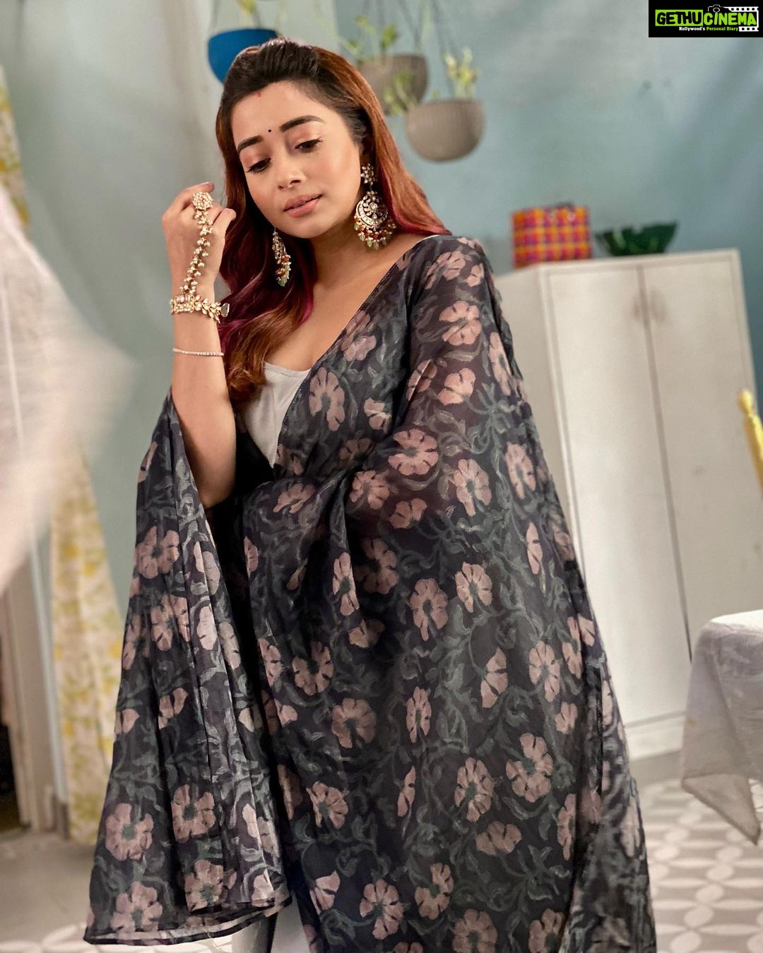 Tina Datta Instagram - Somvaar aaj se Surili ke naam... Waqt ke aage badhte, aa gayi hai #SurShiv ki zindagii naye mod par. Kuch uljhane, kayi khatre; but yeh pyaar na hoga kam... Dekhte rahiye Hum Rahe Na Rahe Hum. Aur comments mein bataye voh kya hai joh aap Surili se relate karte ho? Monday-Friday 9:00 PM on @sonytvofficial @swastikproductions . . . #SomvaarWithSurili #EklaChaloRe #WarriorPrincess #HumRaheNaRaheHum #sonyentertainmenttelevision #gratitude #instagood #surili #instadaily #tinadatta