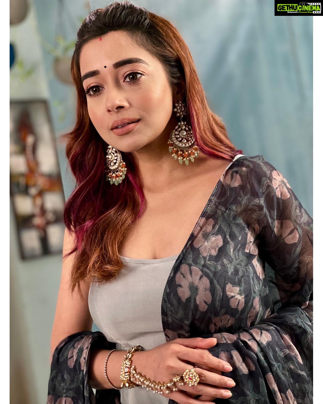Tina Datta Instagram - Somvaar aaj se Surili ke naam... Waqt ke aage badhte, aa gayi hai #SurShiv ki zindagii naye mod par. Kuch uljhane, kayi khatre; but yeh pyaar na hoga kam... Dekhte rahiye Hum Rahe Na Rahe Hum. Aur comments mein bataye voh kya hai joh aap Surili se relate karte ho? Monday-Friday 9:00 PM on @sonytvofficial @swastikproductions . . . #SomvaarWithSurili #EklaChaloRe #WarriorPrincess #HumRaheNaRaheHum #sonyentertainmenttelevision #gratitude #instagood #surili #instadaily #tinadatta