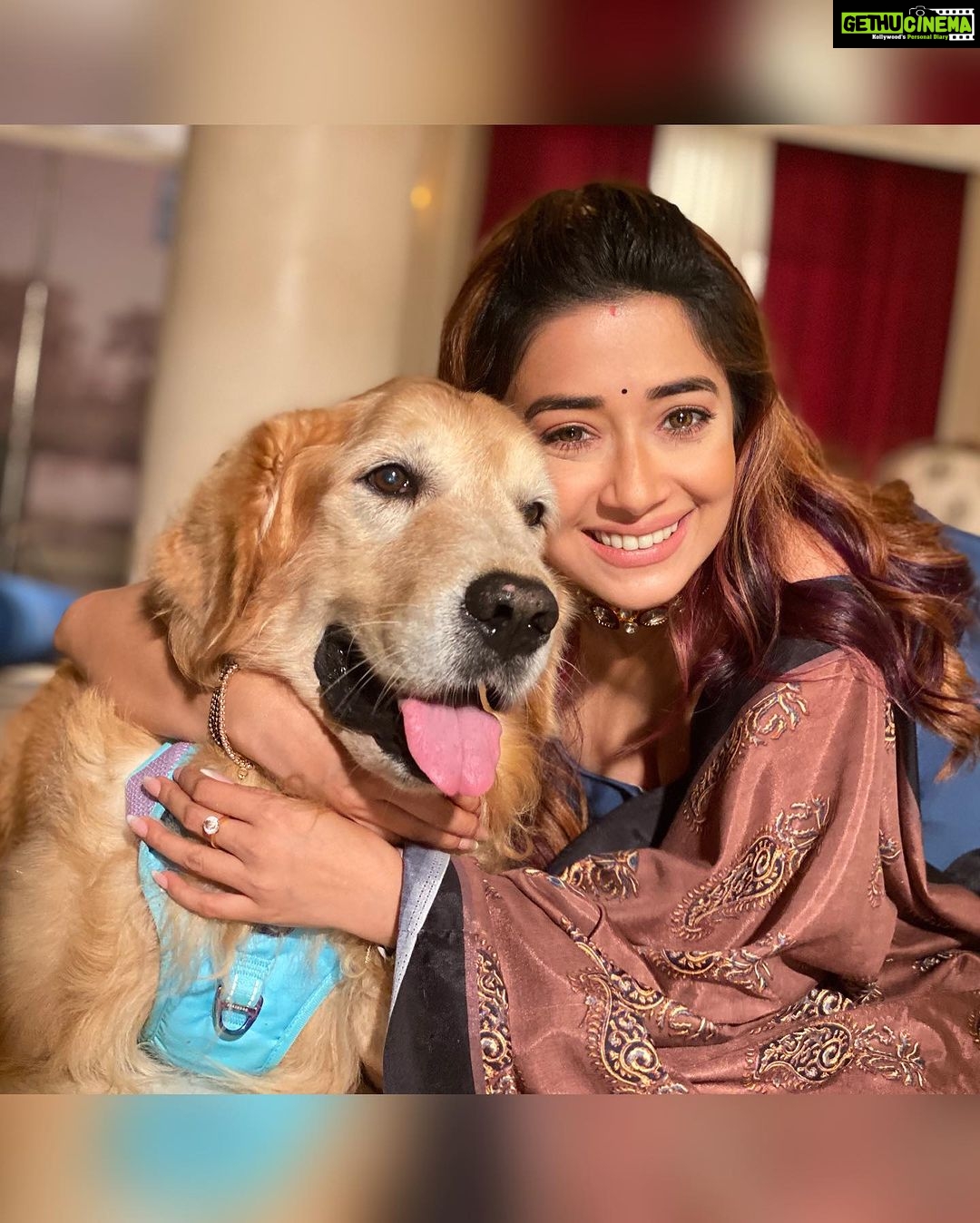 Tina Datta Instagram - A hug that takes away all my stress and worries... My baby boy!! ❤️ . . . #FamilyDatta #FamilySunday #EklaChaloRe #WarriorPrincess #HumRaheNaRaheHum #dogsofinstagram #petlovers #doglover #tinadatta Umbergaon