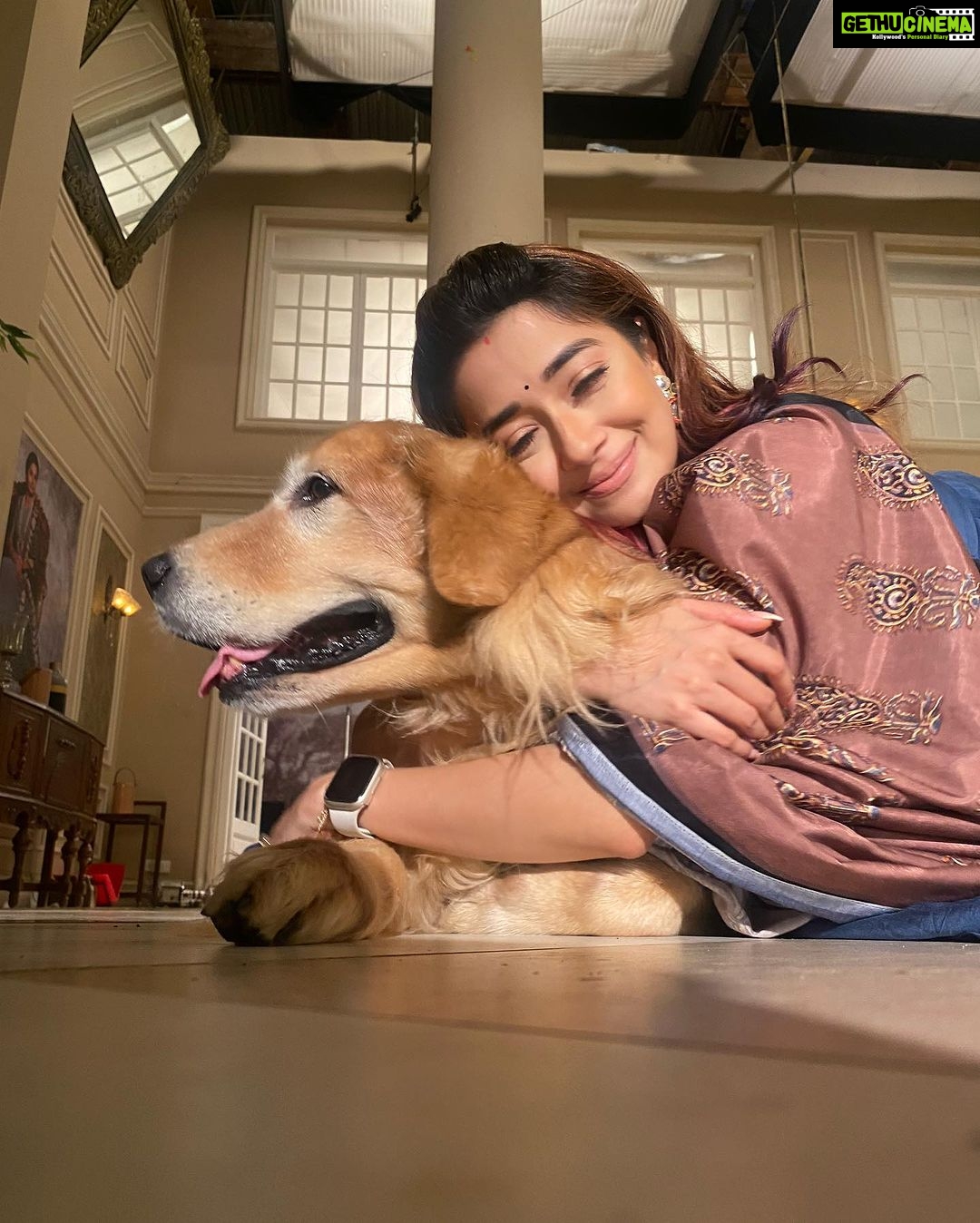Tina Datta Instagram - A hug that takes away all my stress and worries... My baby boy!! ❤️ . . . #FamilyDatta #FamilySunday #EklaChaloRe #WarriorPrincess #HumRaheNaRaheHum #dogsofinstagram #petlovers #doglover #tinadatta Umbergaon